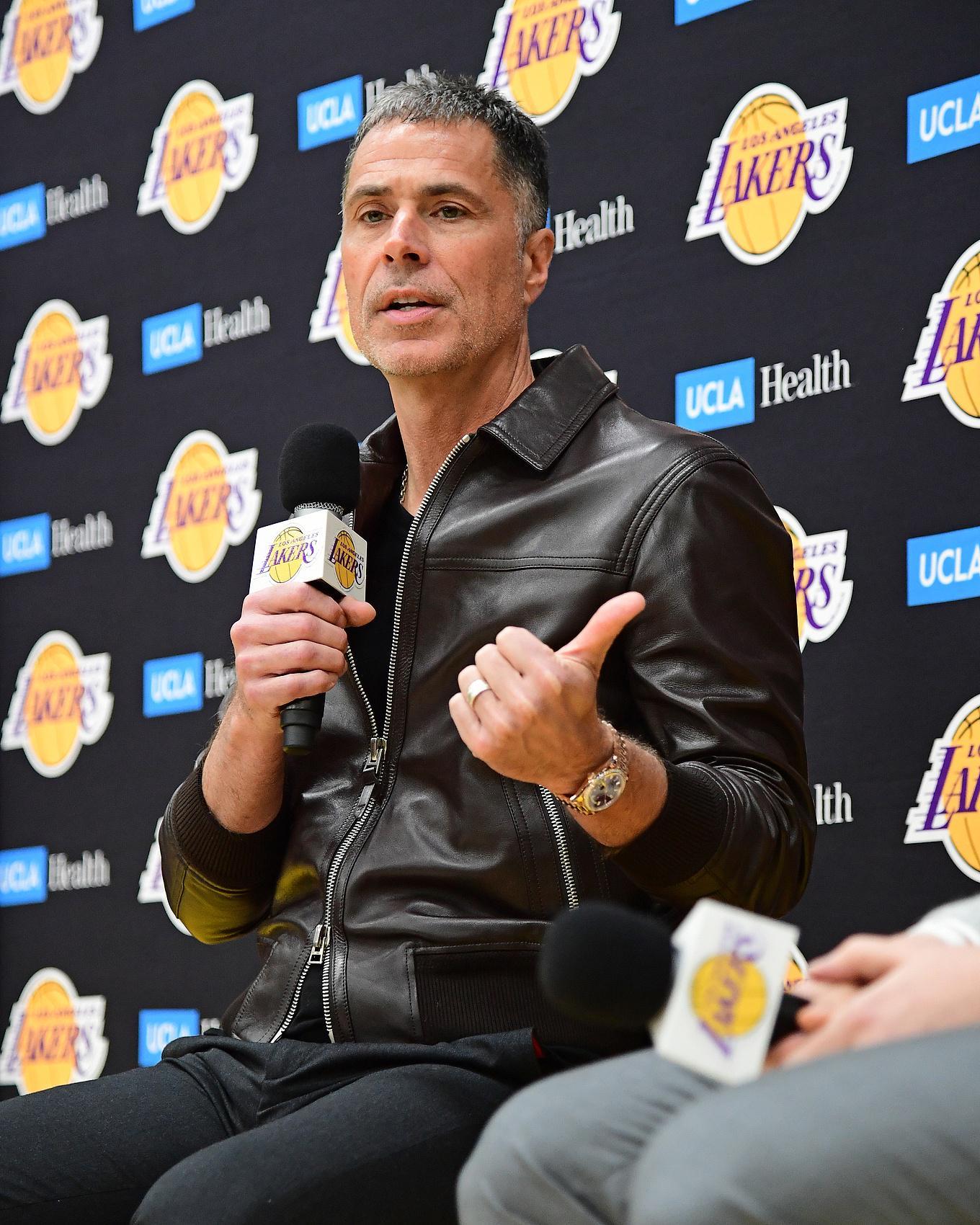 队记:湖人计划交易截止日前积极行动 会根据赛季初期的表现调整