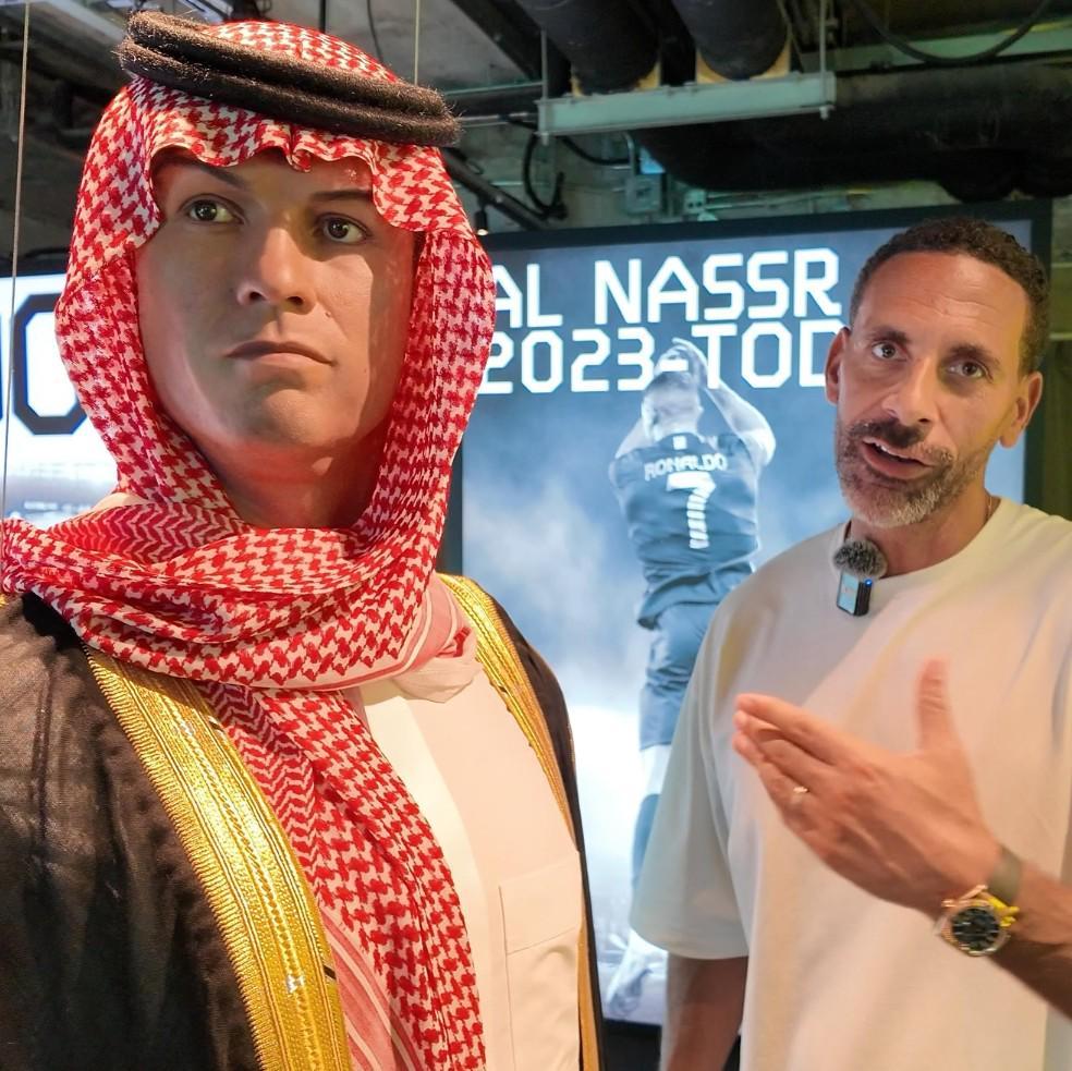 费迪南德晒出和C罗蜡像的合影:看起来不错啊兄弟